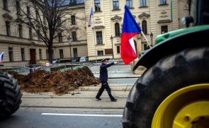 Milhares de agricultores manifestam-se em Praga e despejam estrume em frente à sede do Governo
