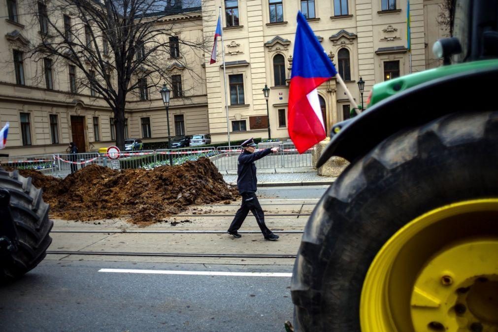 Milhares de agricultores manifestam-se em Praga e despejam estrume em frente à sede do Governo