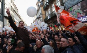 Arruada da AD no Porto anima Montenegro que escapa à chuva