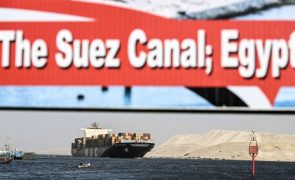Volume de comércio no Canal Suez cai 50% nos dois primeiros meses do ano