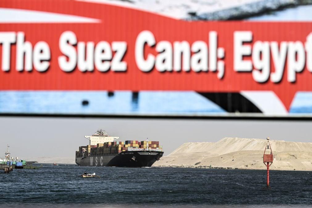 Volume de comércio no Canal Suez cai 50% nos dois primeiros meses do ano
