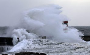 Sete distritos sob aviso vermelho devido à agitação marítima