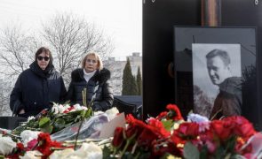 Pais de Navalny agradecem aos russos homenagens diárias junto à campa