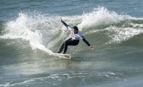 Surfista Francisca Veselko cai para as repescagens em Peniche