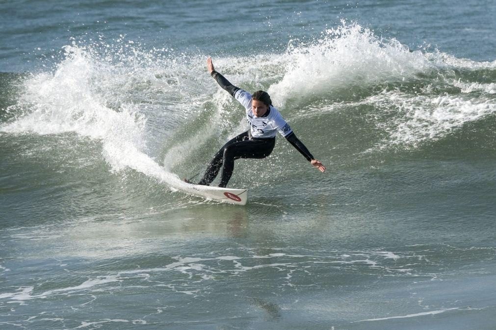 Surfista Francisca Veselko cai para as repescagens em Peniche