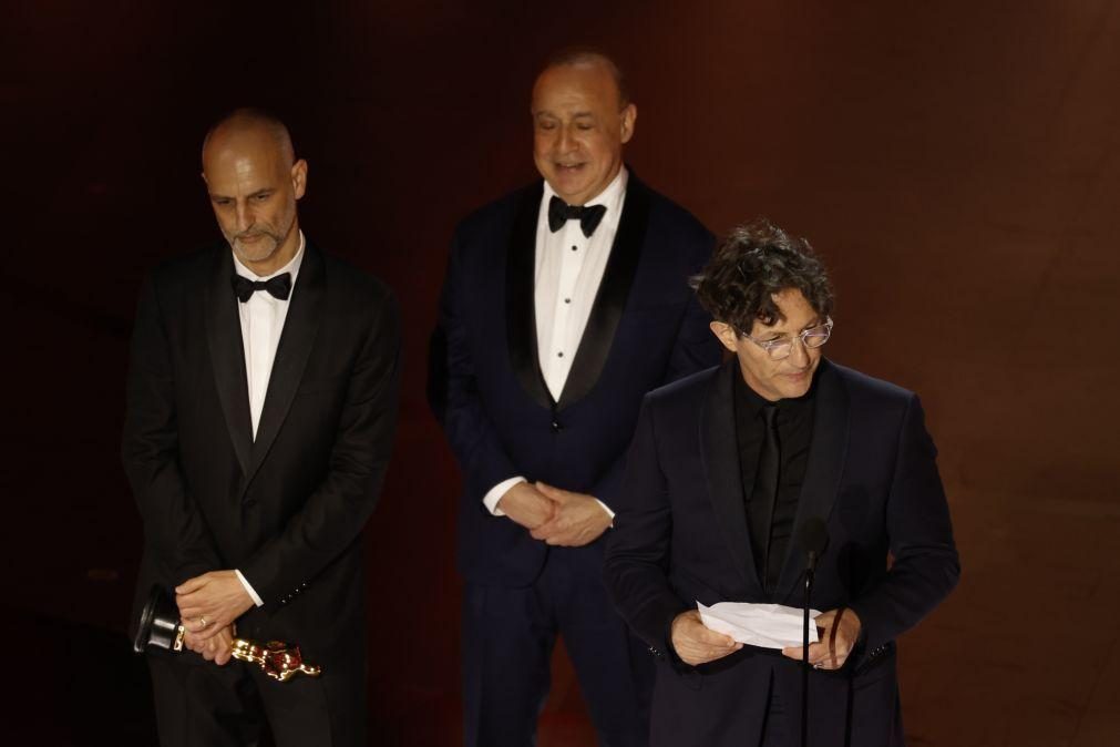 Jonathan Glazer lembra vítimas da guerra ao receber Óscar de Melhor Filme Internacional