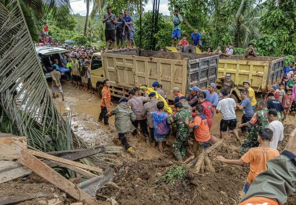 Pelo menos 26 mortos e 11 desaparecidos em inundações na Indonésia