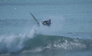 Surfistas Frederico Morais e Matias Canhoto afastados da prova em Supertubos