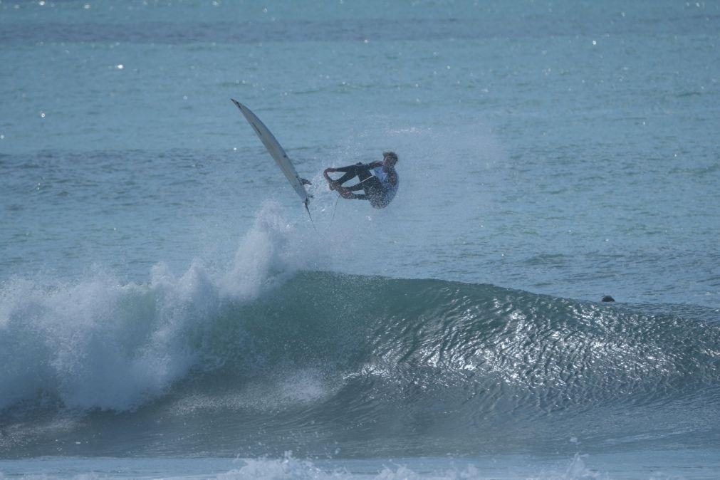 Surfistas Frederico Morais e Matias Canhoto afastados da prova em Supertubos