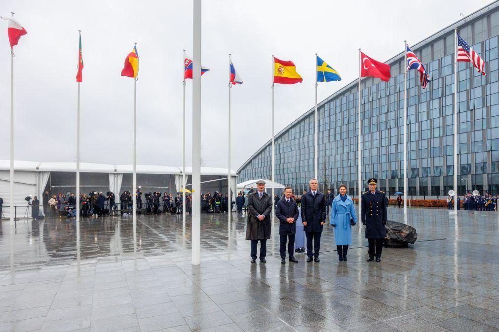 Bandeira da Suécia hasteada em Bruxelas consolida país como 32.º membro da NATO