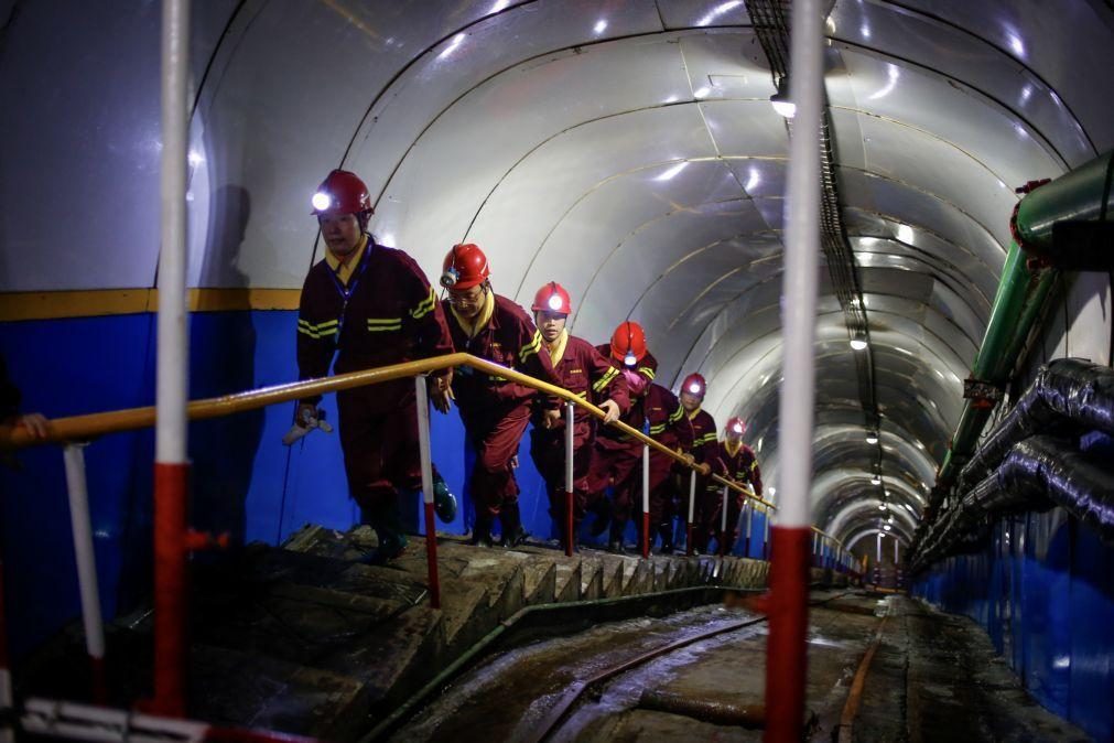 Acidentes em minas de carvão na China fazem doze mortos