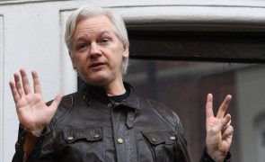 Julian Assange retratado em documentário enquanto aguarda decisão judicial