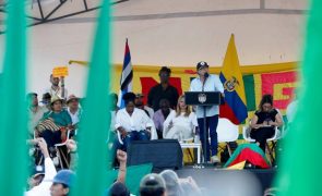 Presidente da Colômbia propõe assembleia constituinte após rejeição de reformas