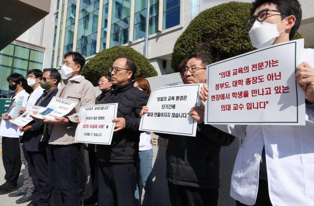 Médicos seniores demitem-se em apoio a estagiários em greve na Coreia do Sul