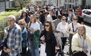 Centenas de russos esperam para votar na embaixada em Lisboa