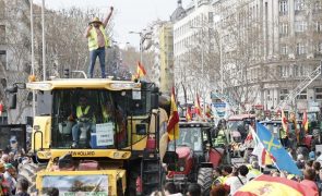 Centenas de pessas e dezenas de tratores no centro de Madrid