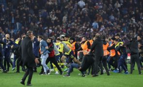 Violência entre adeptos e jogadores no final do Trabzonspor-Fenerbahçe