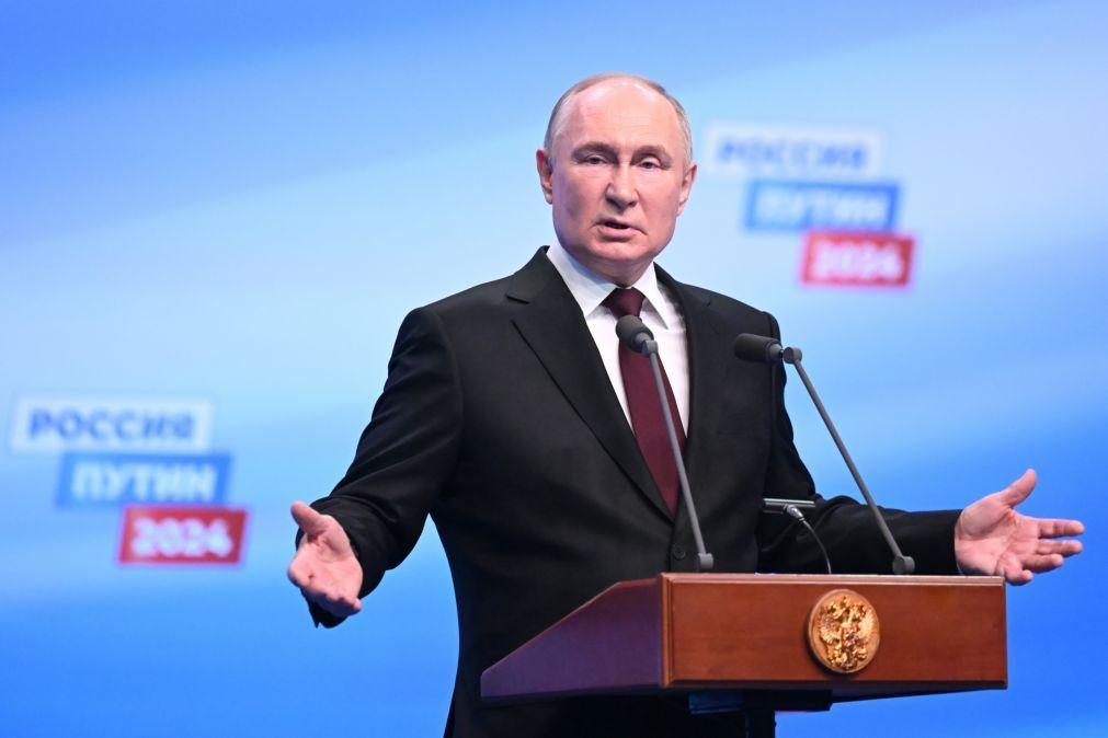 Putin avisa que o país não se vai deixar intimidar