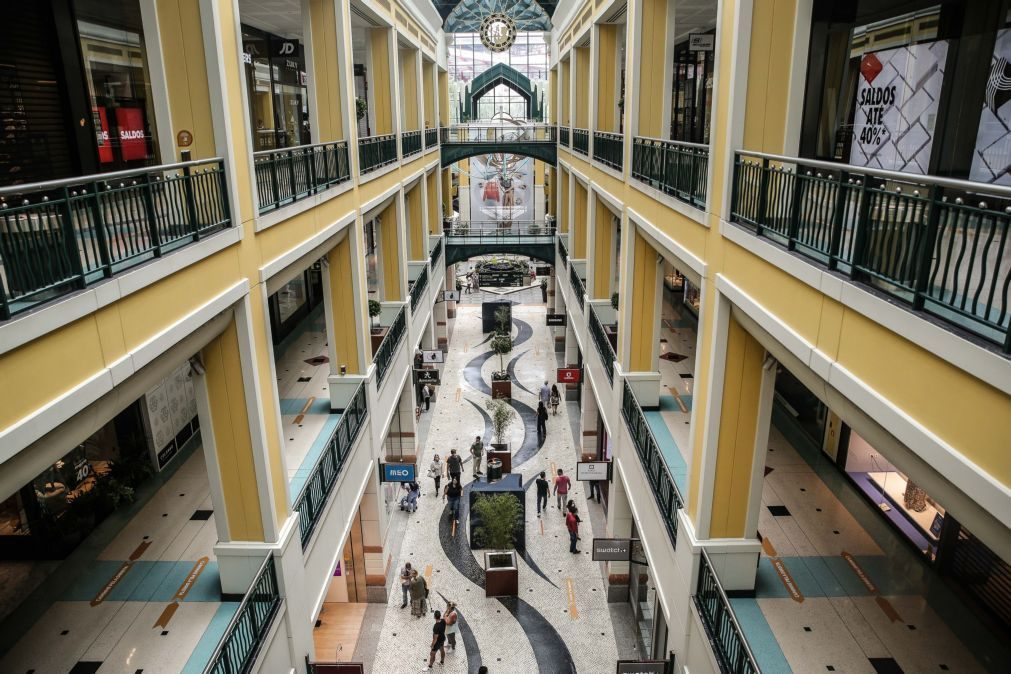 Centros comerciais representam 38% das vendas e empregam 80% no retalho, segundo um estudo