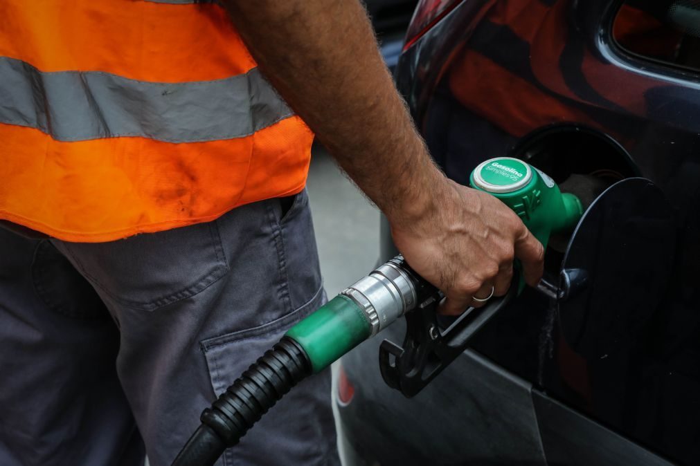 Preço médio semanal da ERSE subiu 0,4% para a gasolina e desceu 0,2% para o gasóleo