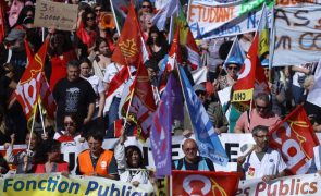 Manifestantes em França exigem aumento de salários e melhorias nas escolas