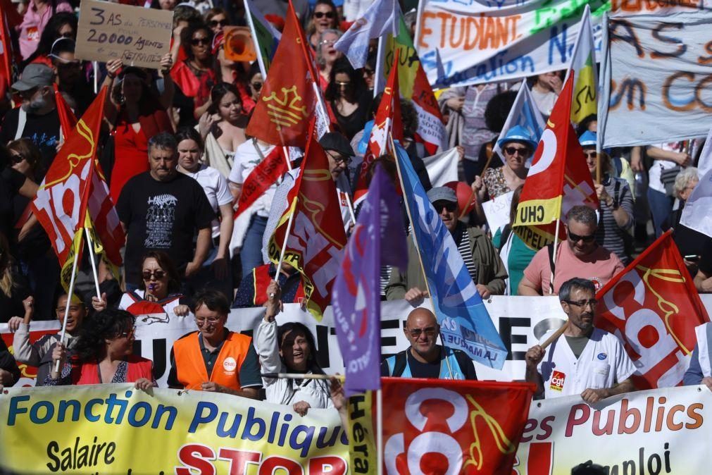 Manifestantes em França exigem aumento de salários e melhorias nas escolas
