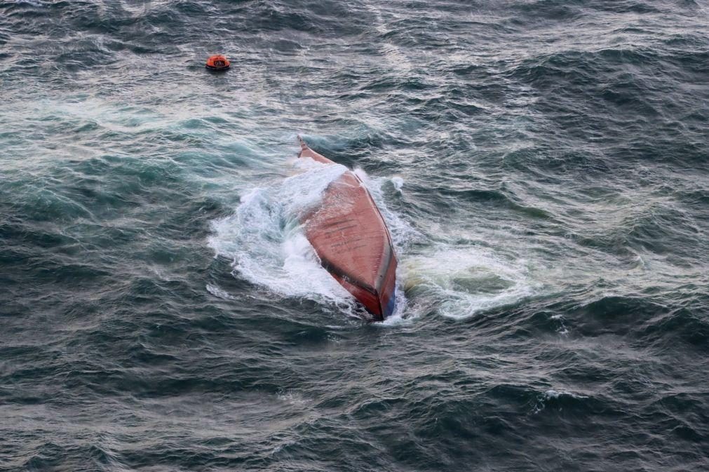 Oito tripulantes de cargueiro dados como mortos em naufrágio ao largo do Japão
