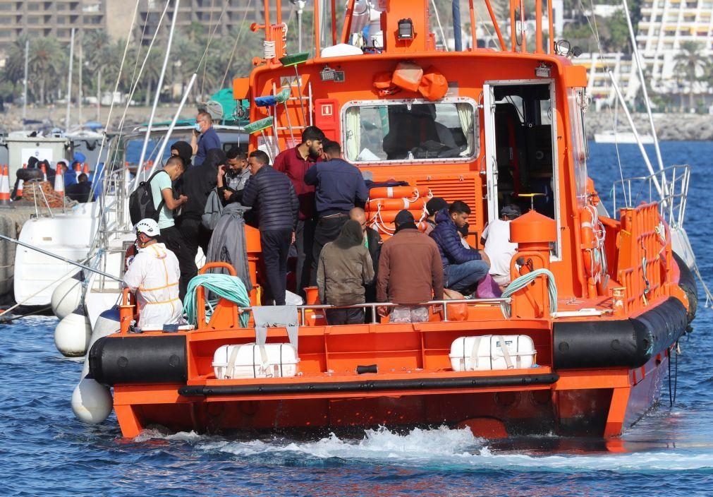Pelo menos 143 migrantes em dois barcos foram escoltados até às Ilhas Canárias