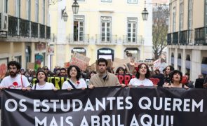 Mais de mil estudantes marcharam em Lisboa contra propinas e por mais apoios