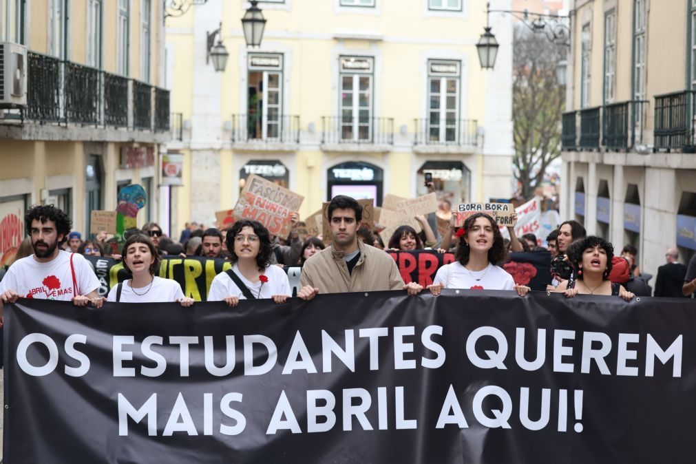 Mais de mil estudantes marcharam em Lisboa contra propinas e por mais apoios