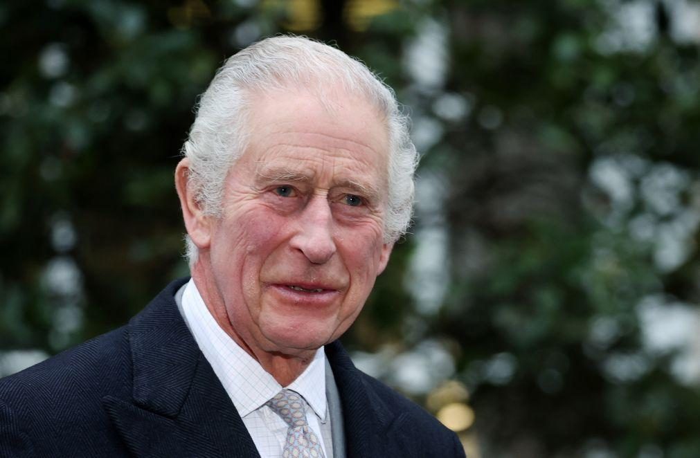 Rei Carlos III de Inglaterra elogia coragem da nora após diagnóstico de cancro