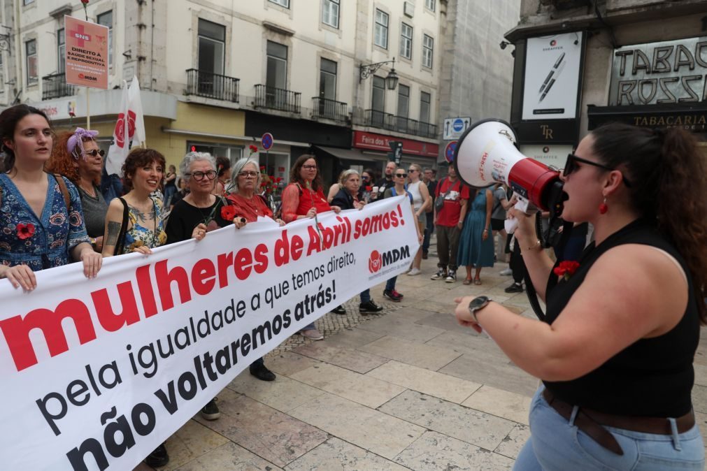 Mais de 1.000 mulheres manifestam-se em Lisboa para defender conquistas de Abril