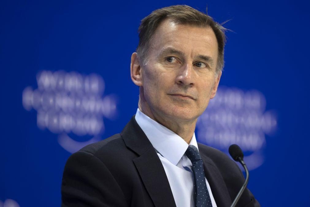 Ministro britânico lança dúvidas sobre versão russa do atentado em sala de espetáculos