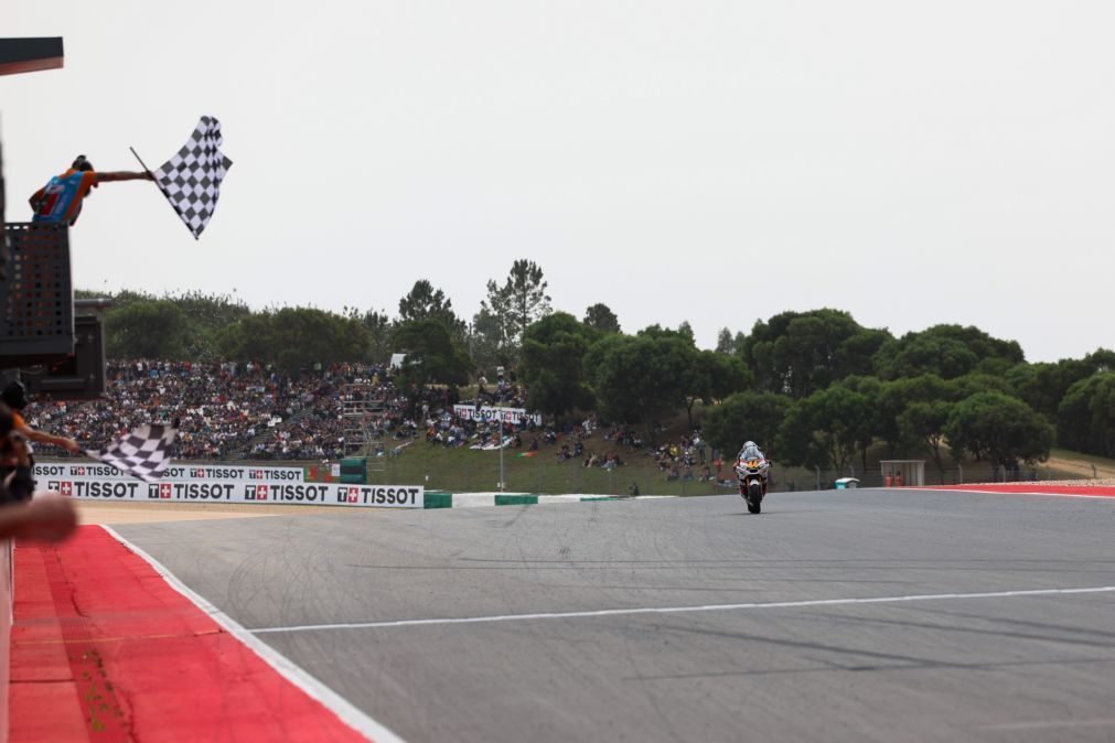 Aron Canet vence corrida de Moto2 em Portimão e lidera campeonato