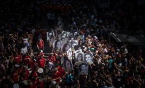 Milhares de argentinos com mensagens contra Milei lembram nas ruas as vítimas da ditatura