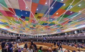 Ministros da Agricultura da UE aprovam ajudas com nova manifestação à porta
