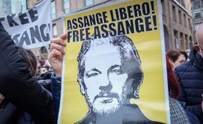 Justiça britânica atrasa extradição de Assange e pede mais garantias aos EUA 