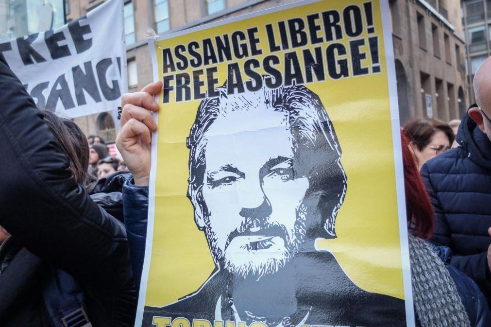 Justiça britânica atrasa extradição de Assange e pede mais garantias aos EUA 