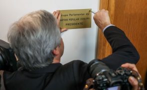 CDS-PP assinala regresso à Assembleia da República com reposição da placa do Grupo Parlamentar