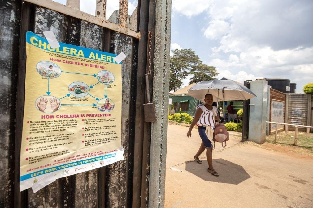 Zimbabué limita reuniões públicas para conter surto de cólera