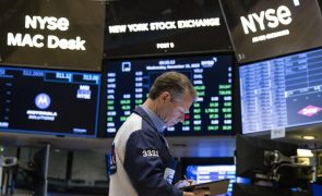 Wall Street volta a afastar-se de máximos com principais índices a recuarem