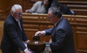 Assis e Aguiar-Branco passam à segunda volta na eleição para presidente do parlamento