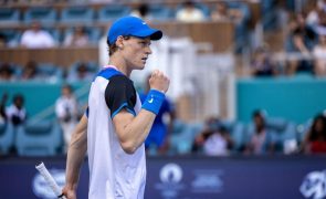Tenista Jannik Sinner 'cilindra' Medvedev rumo à final do Masters 1.000 de Miami