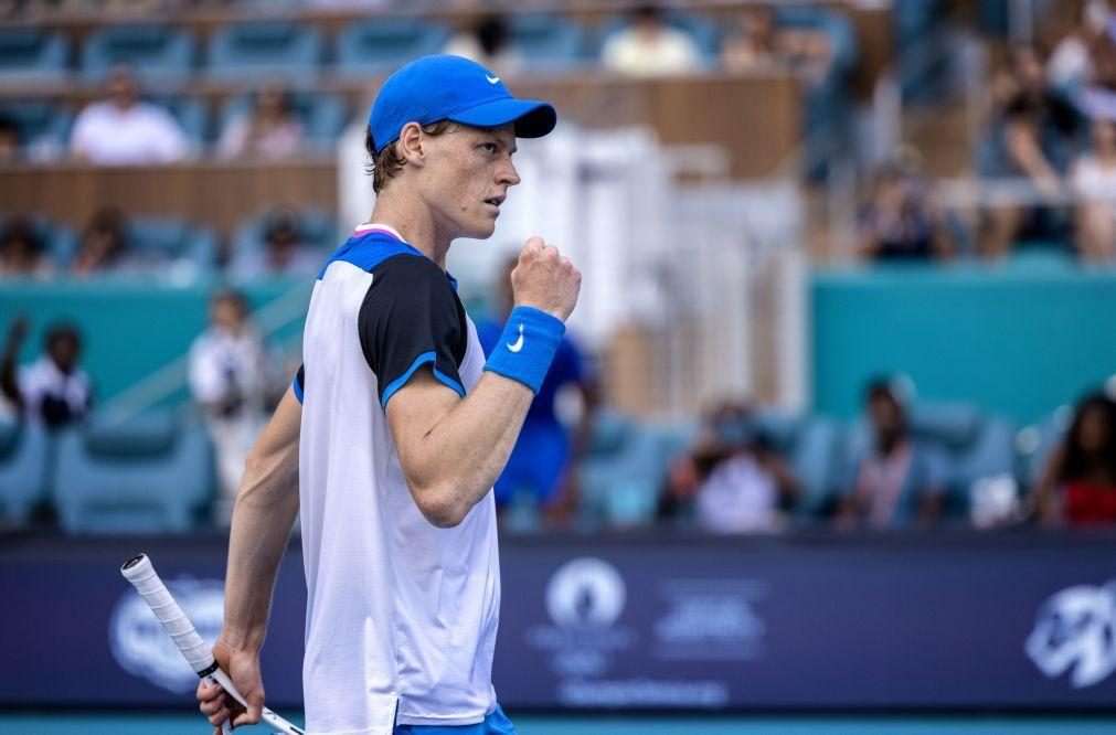 Tenista Jannik Sinner 'cilindra' Medvedev rumo à final do Masters 1.000 de Miami