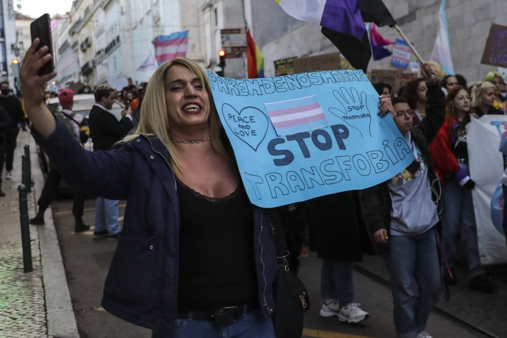 Pessoas trans marcham no dia da visibilidade para reclamar direitos e lembrar que a luta continua