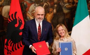 Albânia inicia construção de centros para acolher migrantes após acordo com Itália