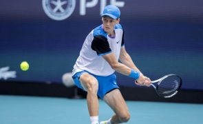 Sinner sobe a segundo do ranking mundial de ténis, Djokovic mantém liderança