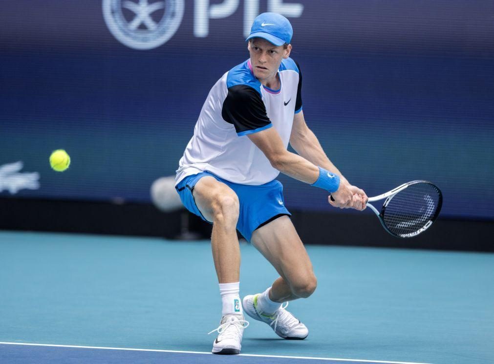 Sinner sobe a segundo do ranking mundial de ténis, Djokovic mantém liderança