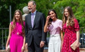 Família Real Espanhola - Ignoram a chuva e surgem de surpresa em evento religioso