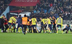 Jogadores do Fenerbahçe envolvidos em violência convocados pela federação turca